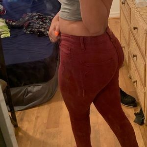 Super cute burgundy jeans 😍